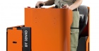 Kompaktní a komfortní elektrický nízkozdvižný vozík se stojící obsluhou pro manipulaci na delší vzdálenosti bt-levio-s-series-powered-pallet-trucks-product-pop-up-3.jpg