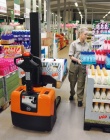 Kompaktní ručně vedený zakladač pro méně náročné aplikace bt-staxio-w-series-hwe100-powered-stackers-product-roll-out-5.jpg