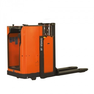 Kompaktní elektrický zakladač se stojící obsluhou pro manipulaci dvou palet 